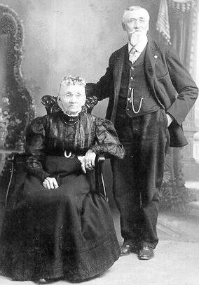 ROACHwaring4.jpg - 22563 Bytes